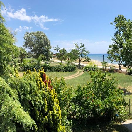 Sofia'S Pearl Beachfront Maisonette Nea Kallikrateia Exterior photo